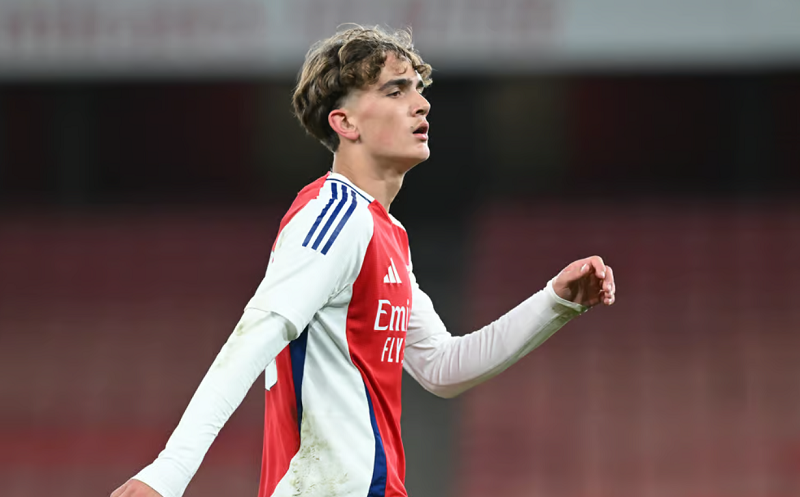 max-dowman-vien-ngoc-moi-cua-arsenal-khien-ca-doi-ngu-huan-luyen